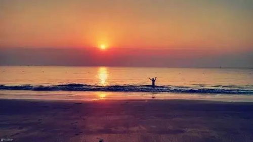 创作者在夕阳下写作