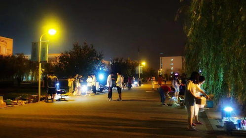 夜晚灯光下的年轻人摆摊场景