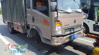 一位货车司机在路边停车休息的场景图片