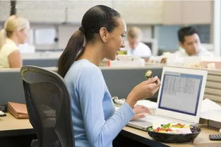 办公室里疲惫的上班族正在吃外卖<p>那些指责胖子“懒惰”的人，是否想过他们可能正是高强度工作的牺牲品？</p><h2 id=