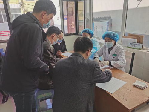 机关工作人员为游客打饭