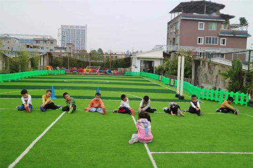 年轻人在清晨阳光中奔跑