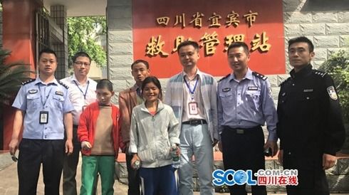 陈家人手持寻亲资料合影