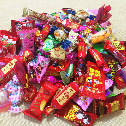 一排迷你调料瓶组成的喜糖礼盒摆拍