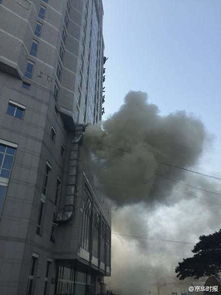 河南一酒店婚庆燃放烟花爆竹，引燃电瓶车致外墙着火，顾客四散逃生