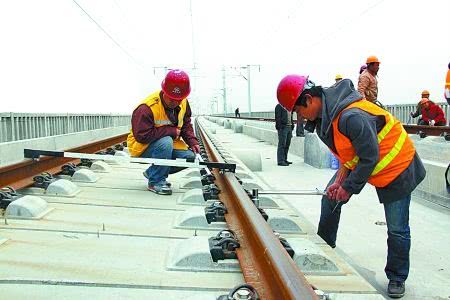 高铁列车平稳行驶在轨道上