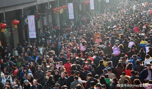 五一假期热门城市街头排队就餐的人群