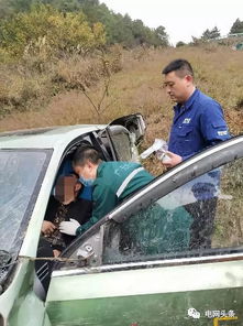 男子徒手掰开汽车车门救人画面