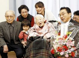 糸冈富子与家人合影