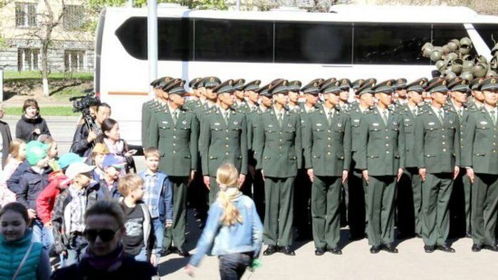 中国仪仗队整齐的步伐和嘹亮的歌声<h2>结语：一首歌的力量，超越千山万水</h2><p>当熟悉的旋律在异国街头响起，那是对祖国最深情的告白。中国仪仗兵用实际行动诠释了什么是责任、荣誉与担当。</p><p>无论是在莫斯科街头，还是世界的任何一个角落，只要这首歌响起，就代表着中国的存在与温度。</p><p style='color:#d63384; font-size:1.2em;'>那一刻，我们不再只是旁观者，而是与他们一起，为祖国骄傲。</p>                        </p>
                        <!-- E 正文 -->
                    </div>

                    <!-- S 付费阅读 -->
<!-- E 付费阅读 -->


                    <!-- S 点赞 -->
<div class=