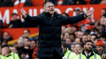 曼联主帅穆里尼奥指挥比赛