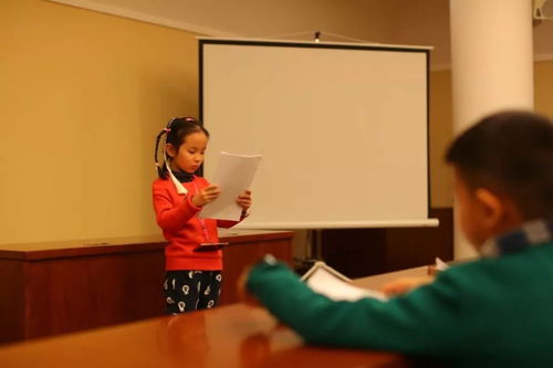 讲解员为孩子们讲解艺术作品