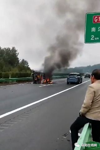 小车连续变道被撞后翻出十几米，高速上这一幕太吓人！