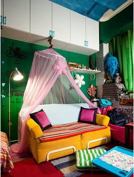 布满旅行纪念品的客厅布置