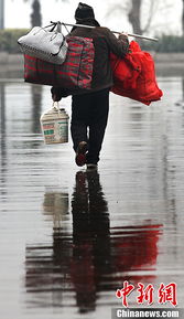 当年轻人用旅行「续命」，谁在暗中标好了价格？