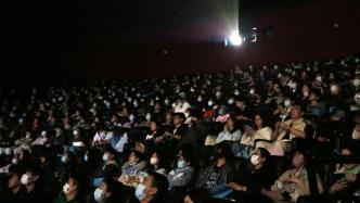 五一档电影观众排队购票现场照片