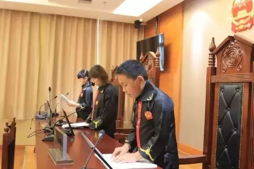 法庭内景与法官敲槌场景