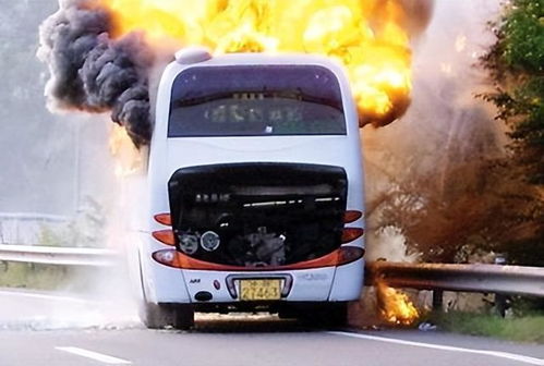 一辆燃烧的汽车旁一名男子正在救人