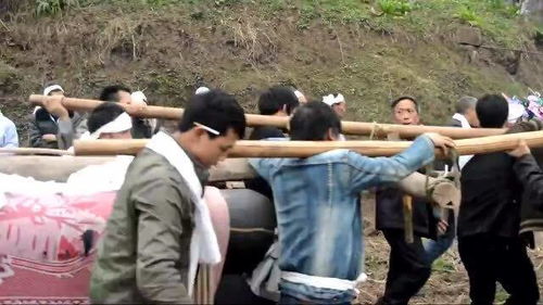 村民在农村葬礼中帮忙抬棺现场图