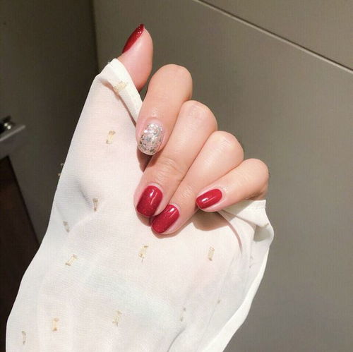 女生在美甲店里挑选美甲款式