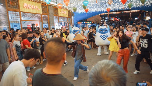 韩德洙在街头与市民互动