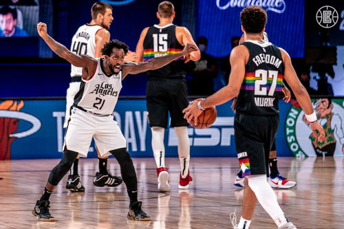 球迷现场观看掘金对阵快船比赛