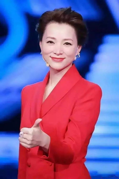 董卿与粉丝合影侧影