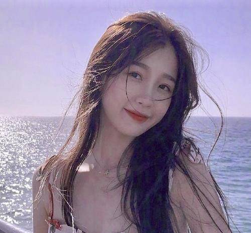 五一夹欣摇现场直击：虞书欣的舞台魅力引爆抖音热搜