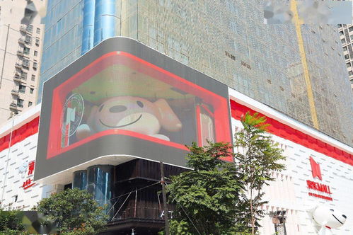 京东MALL内部宽敞明亮的购物环境