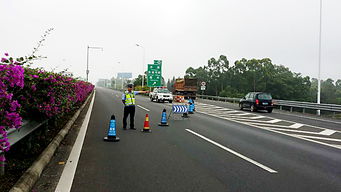 五一期间交警在高速路口执勤指挥交通