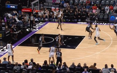 哈登在第三节比赛中投篮命中