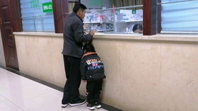 小孩在医院打点滴的场景