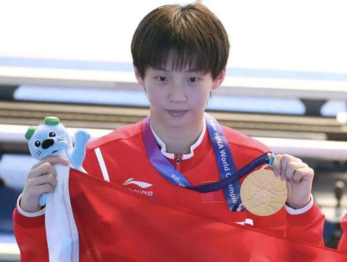 全红婵与陈芋汐在赛后互相鼓励拥抱