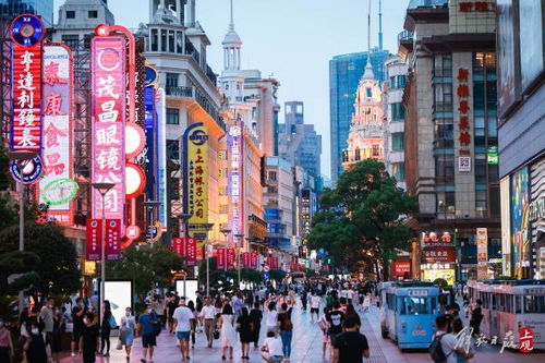 上海南京东路夜景与购物节宣传海报融合图
