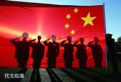 退伍军人手持国旗站在山顶