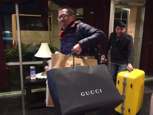 机场外国人提着大包小包行李离开