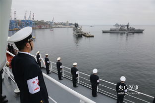 中国海军官兵在甲板上站坡致敬的画面