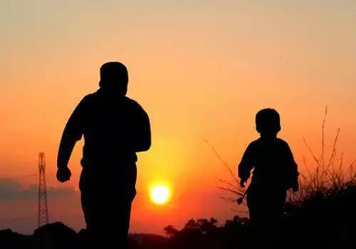 一位年轻人站在窗边思考未来