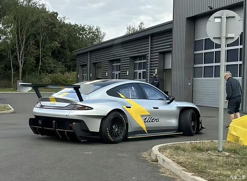 小米SU7 Ultra停在赛道边的剪影