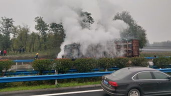 消防员在现场进行检查