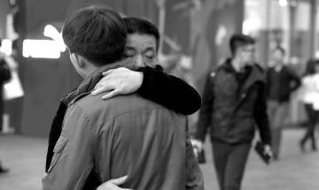 李奋斗帮胡曼黎捡拾散落的物品