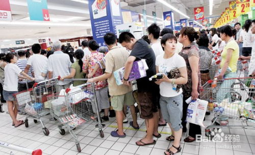 市民在商场购物结账排队