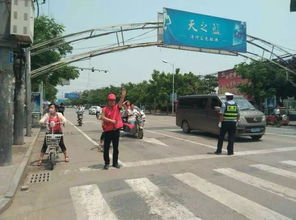 县城街头的网约摩托车