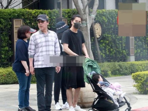 赵又廷与女儿公园玩耍