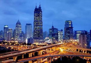 阳光洒落在城市街道上象征希望与温暖