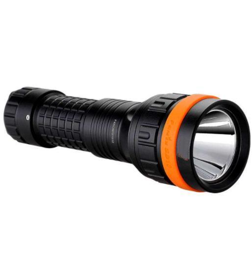 众人用手电为男子照明