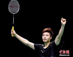 石宇奇在比赛中专注击球