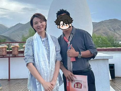 51岁董卿近况曝光：素颜与粉丝合影，优雅依旧如初