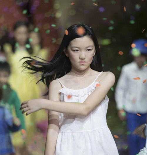 李晟在校园体验生活的照片<p>此外，在一场雨戏中，由于天气原因连续拍了六个小时，李晟始终没有一句怨言，坚持完成拍摄任务。这种专业精神，也成为他赢得口碑的重要因素。</p><h2 id=