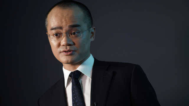 王兴在会议上发言的照片